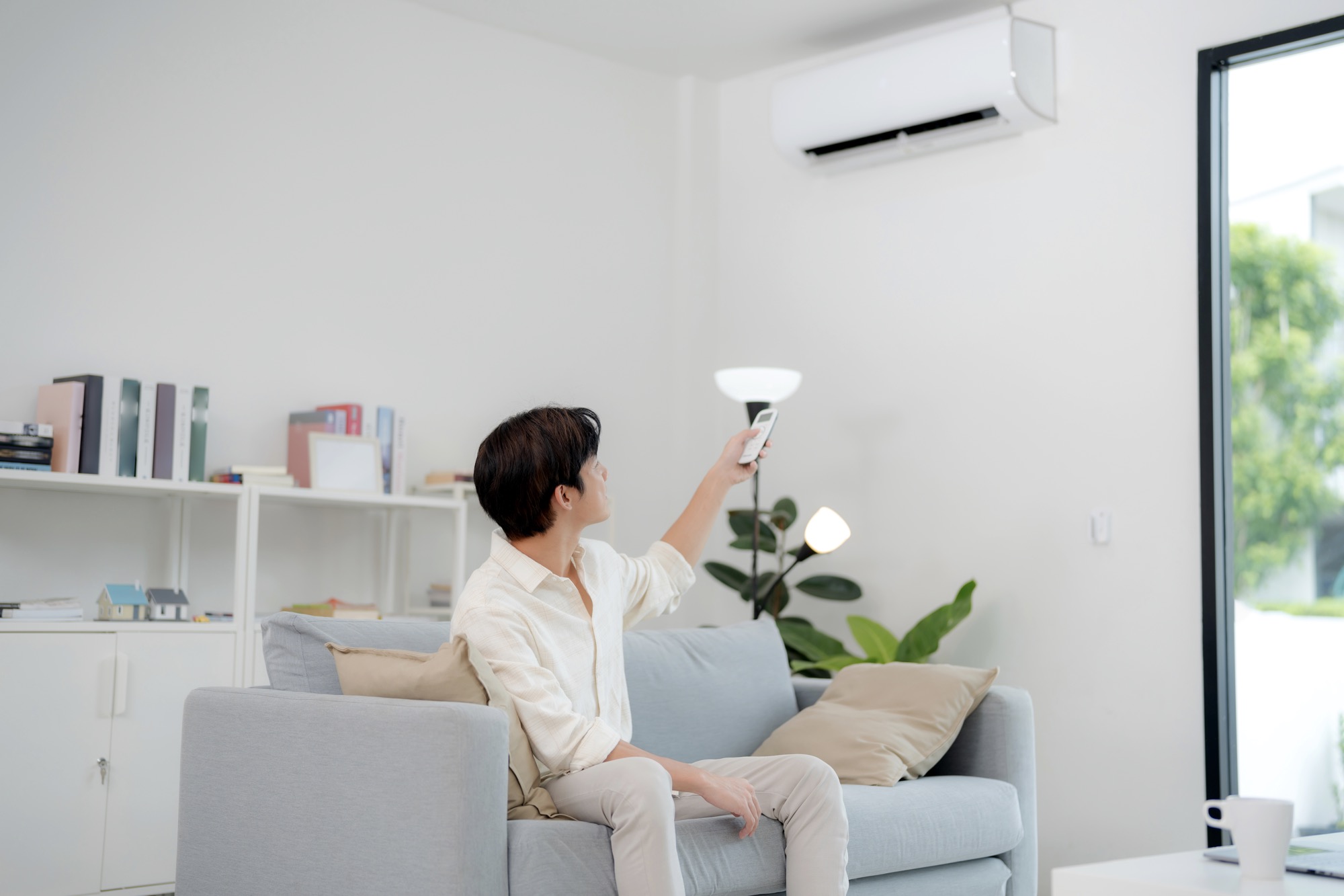 man operating air conditioning with remote control EFFJ6XX madaralcon.com
